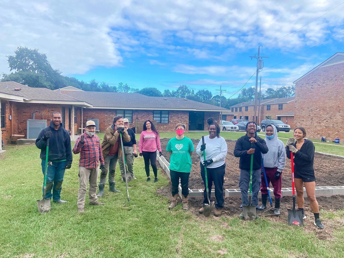 WallsProject's tweet image. 💚 VOLUNTEERS NEEDED 💚 Join us to help build a community garden in Baton Rouge on Sep 11! Details on the flyer. See you there! #communitygarden #urbangarden #urbanfarm