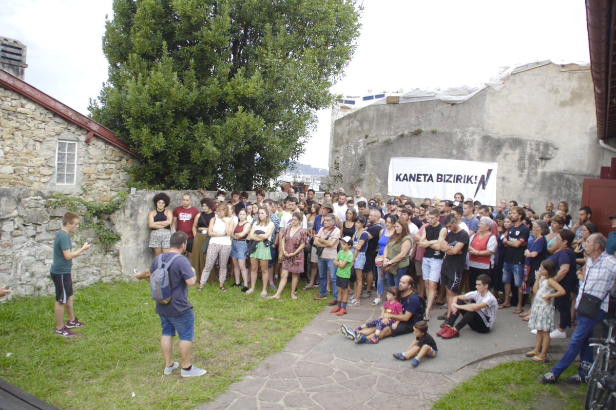 enbataGTX's tweet photo. Sud Ouest egunkariak Hendaiako Herriko Etxeak babesturik gaztetxearen aurka abiatu duen kanpainari erantzuteko, hamarka hendaiar bildu gara!

Aisialdi espazio euskaldun, feminista eta alternatiboa eraikitzen jarraituko dugu! 

Kaneta bizirik! https://t.co/ThVyUy0RKi