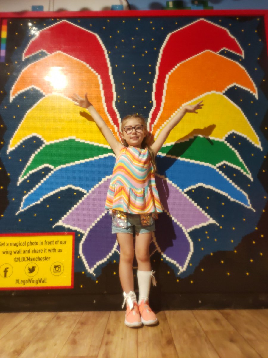 L a u r a tweet media