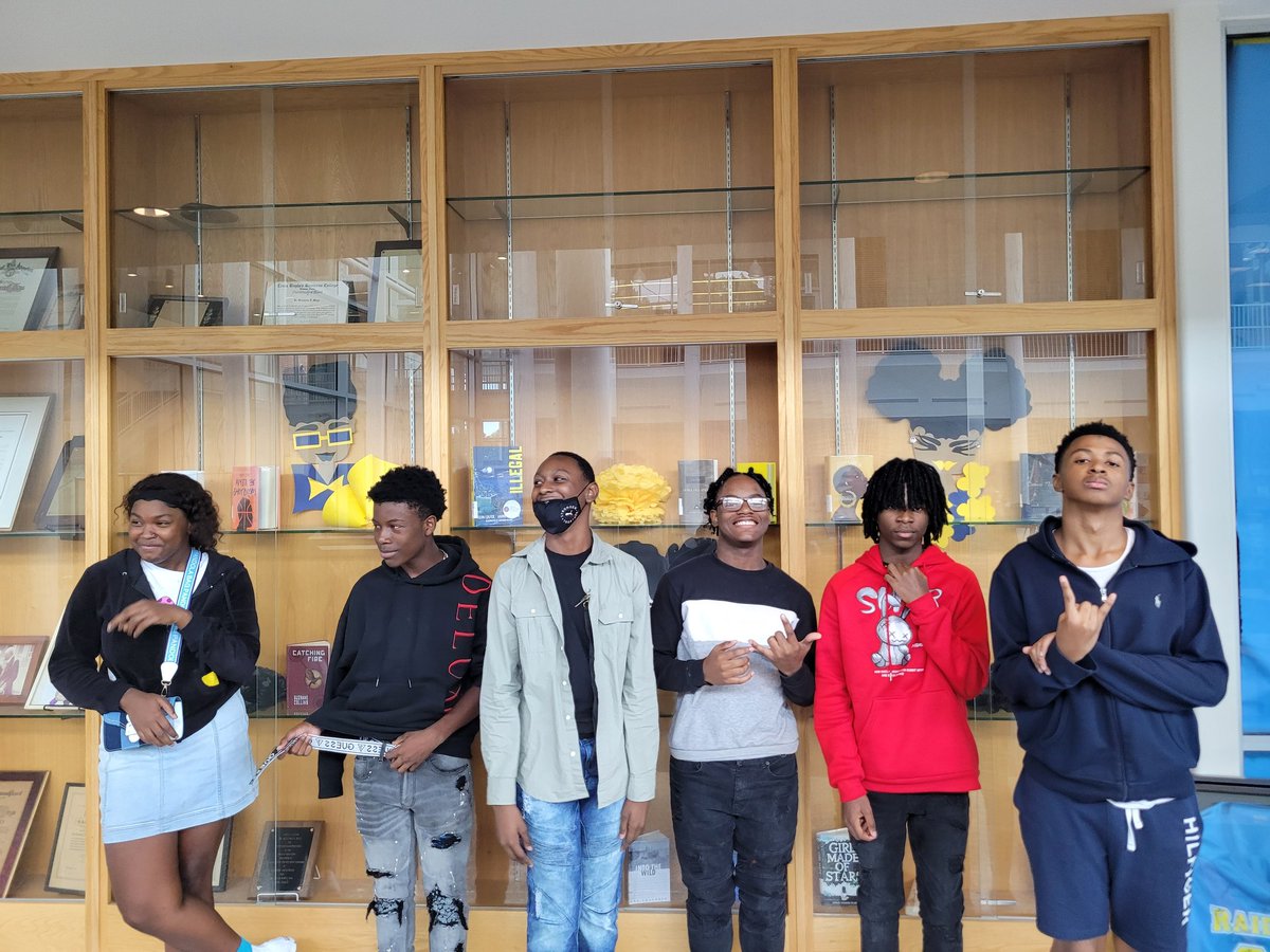 smithclass128's tweet photo. We are elated to share our 1st #thatswlitsquad 2022-23 Class of @fultoncolibrary CLASSPASS Book Borrowers! Looks like we have some Hogwart's scholars in the midst! @jk_rowling #BEaMAYSed #welit🔥📚🤓 #theBlueprint #readersareleaders #muggles https://t.co/SamqZwzIk5