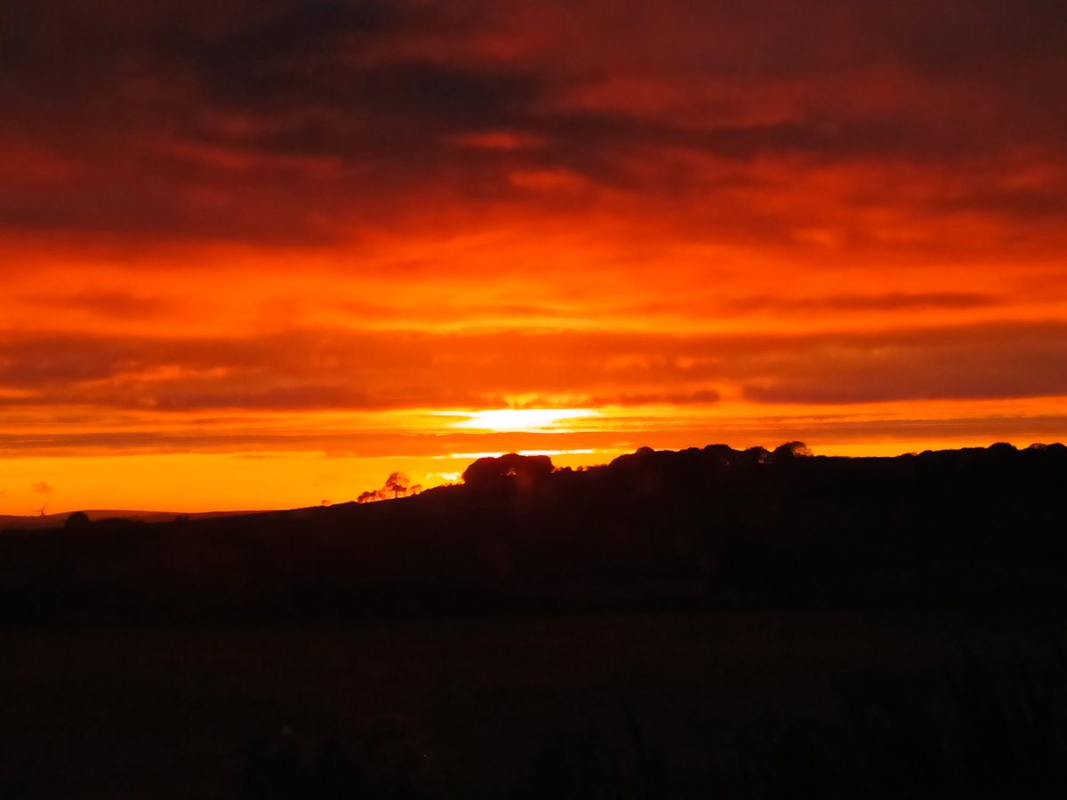 Hoping for a nice day tomorrow in Ceredigion 🏴󠁧󠁢󠁷󠁬󠁳󠁿 🤞 <a href="/DerekTheWeather/">Derek Brockway - weatherman</a>