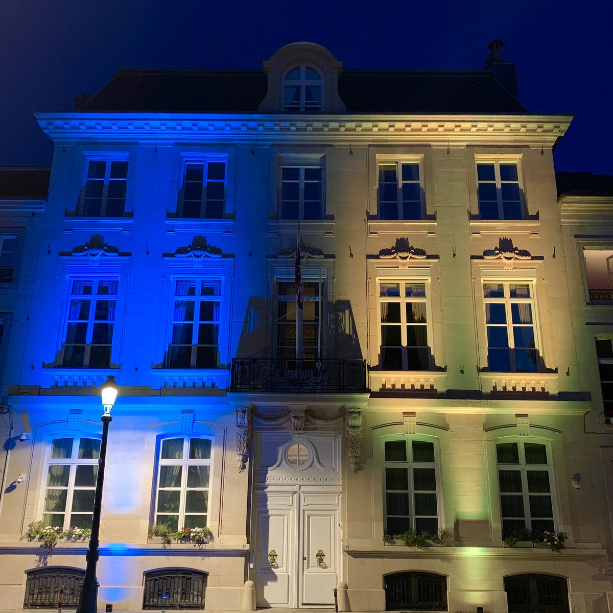 UKNATO's tweet image. Tonight the British Residence in Brussels is lit up in the colours of 🇺🇦 on Ukraine’s Independence Day.

The 🇬🇧 continues to stand with Ukraine and today we celebrate the spirit and bravery of the Ukrainian people.

#StandWithUkraine

@UKNATO
 
@UKMisBrussels
 
@UKinBelgium
