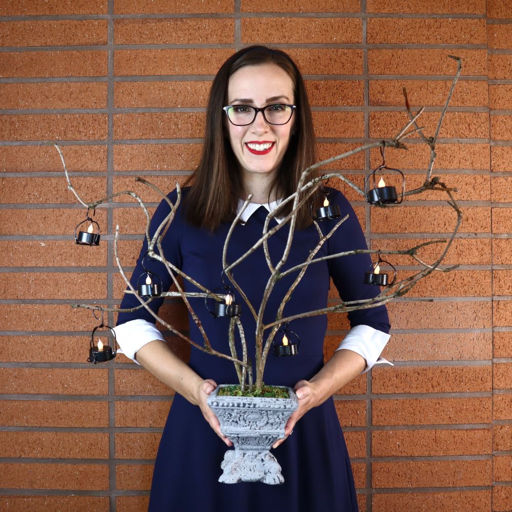 andaheadband's tweet photo. This spooky little Halloween tree is so much fun to make. And you could style it to be more of a neutral fall decor piece if you prefer. 🎃🎃🎃

Check out the full tutorial and video! 👇

https://t.co/OrGCH3GM9t https://t.co/ajufqBLNKC