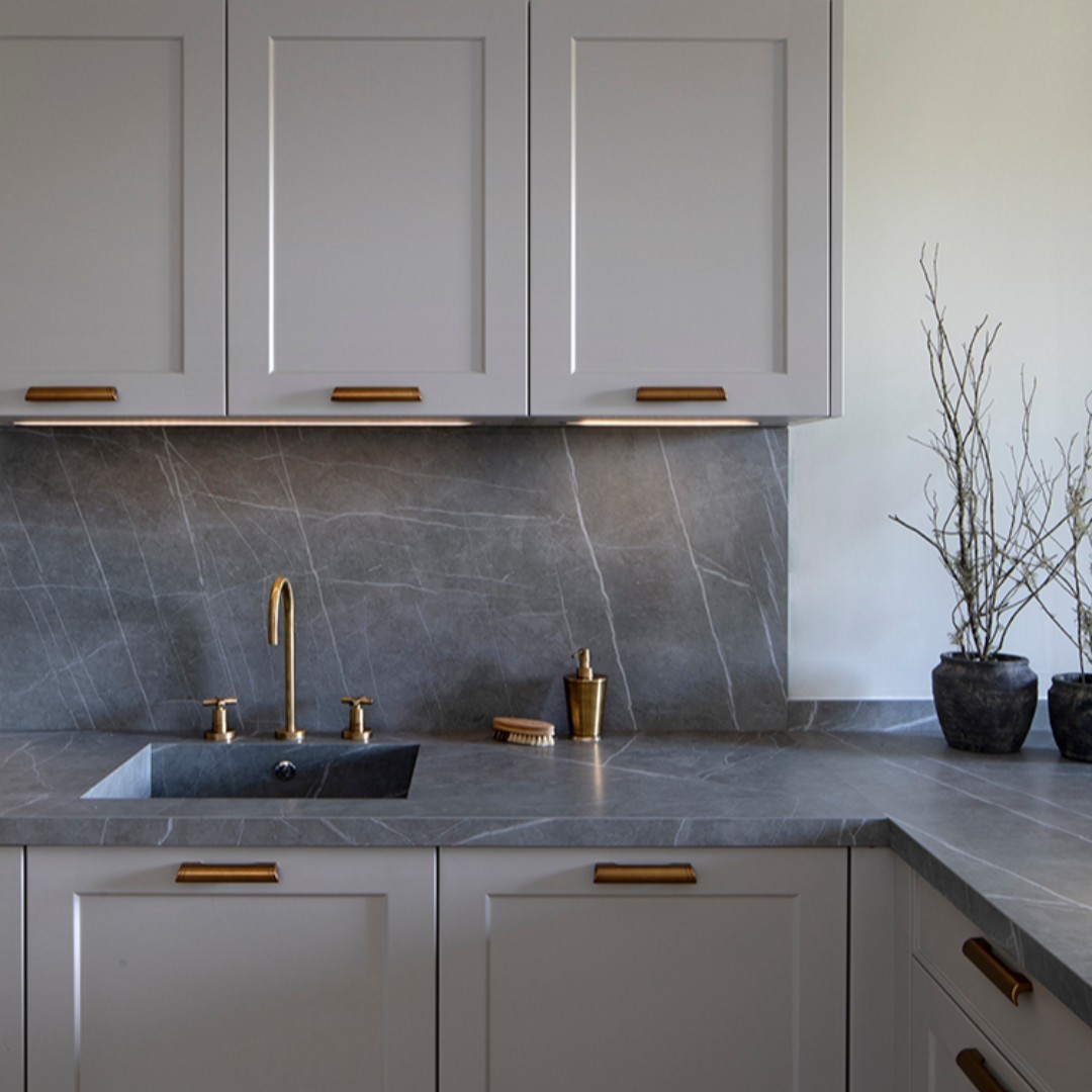 Marbledotcom's tweet photo. Gray porcelain countertops with white veins and brass fixtures make a striking design element. ✨

#kitchenideas #kitcheninspo #kitchencountertop #kitchentrend #instakitchen #dreamkitchen https://t.co/QsTTqYwaO2