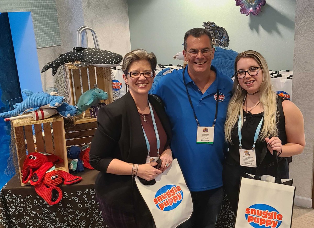 Just the PetHub CEO hobnobbing w/the <a href="/ogsnugglepuppy/">originalsnugglepuppy</a> CEO, like any typical Wednesday, right?! We love seeing products at @superzootweet and meeting friends in the field! #SuperZoo #SnugglePuppy