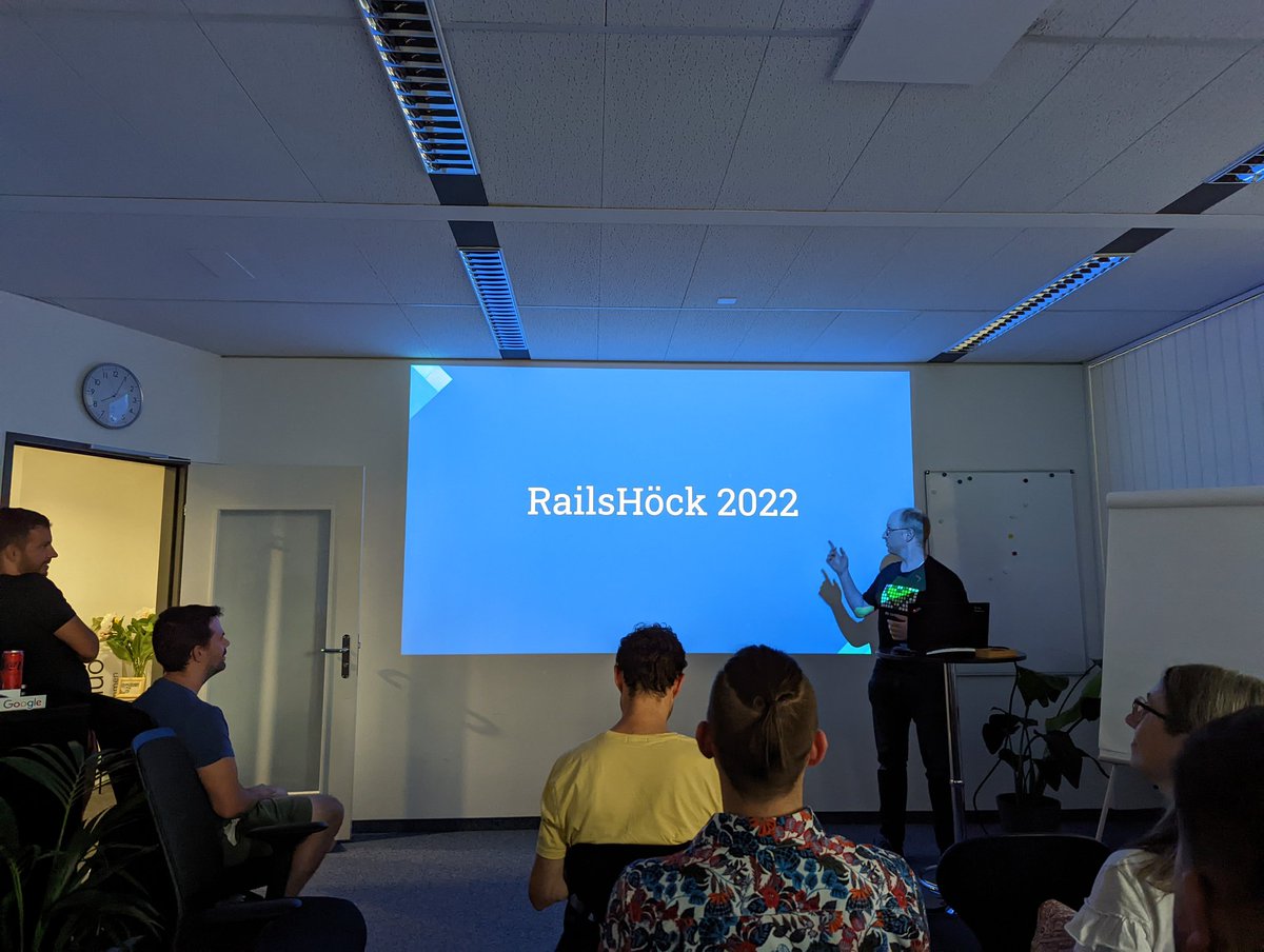 Yay! Matthias @der_kronn gibt uns einen spannenden Tech Dive into #Hitobito <a href="/TeamHitobito/">Hitobito</a> am RailsHöck Meetup <a href="/renuo/">Renuo AG</a>. Toll gemacht! 👍👏 Merci <a href="/renuo/">Renuo AG</a> für das Hosting. 🙏