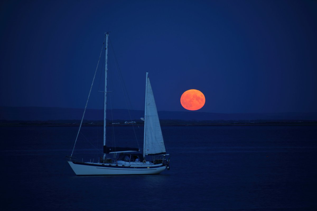 ZhangChaosheng's tweet image. ☘️  Please RT ☘️
There are many people who want to have my recent photos of the moon over Galway framed. I am delighted to offer them to you free of charge! Follow the instructions on my pinned (first) post. Click the link there, browse to folder "Moon20220811-12".  Chaosheng