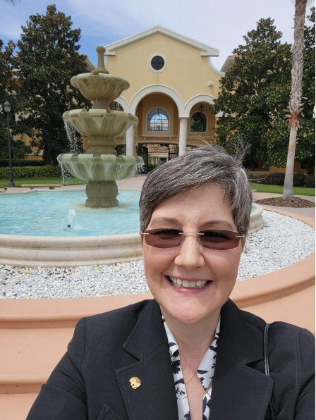UCFDigitalLearn's tweet photo. I made it! Captured a selfie in front of the Rosen College of Hospitality Management’s iconic fountain before heading in to meet Dean Wang and Dr. Rivera. Rosen has a lovely campus. @UCFCE @rosencollege #facesofdigitallearning https://t.co/5z2gjUCZga