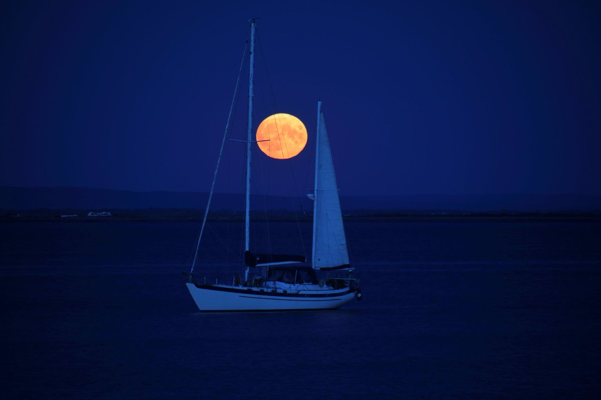 ZhangChaosheng's tweet image. ☘️  Please RT ☘️
There are many people who want to have my recent photos of the moon over Galway framed. I am delighted to offer them to you free of charge! Follow the instructions on my pinned (first) post. Click the link there, browse to folder "Moon20220811-12".  Chaosheng