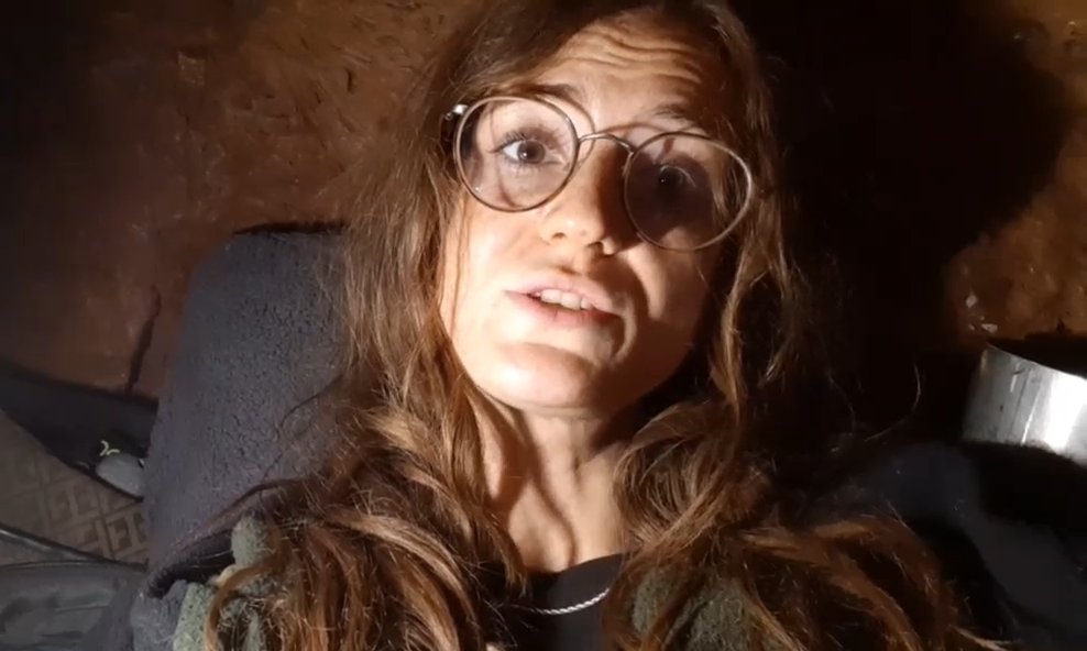 Myfanwy Hertz. on Twitter: "She looks like she's having a dump with ...