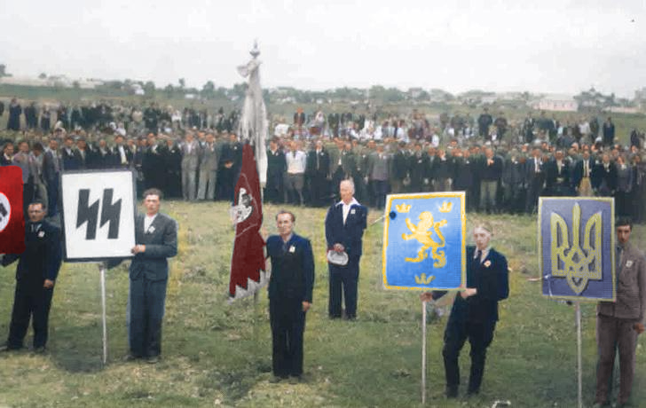 DaniMayakovski's tweet photo. Hoy Zelensky alabó a los comandantes nazis de su ejercito y posteó en Instagram a uno de ellos con un parche de las SS Galitzia, unidad que Hitler creó en Ucrania en 1943.

Los ucronazis ni ocultan sus simbolos nazis porque saben que tienen a su servicio a toda la prensa mundial. https://t.co/rp6KmZ978p