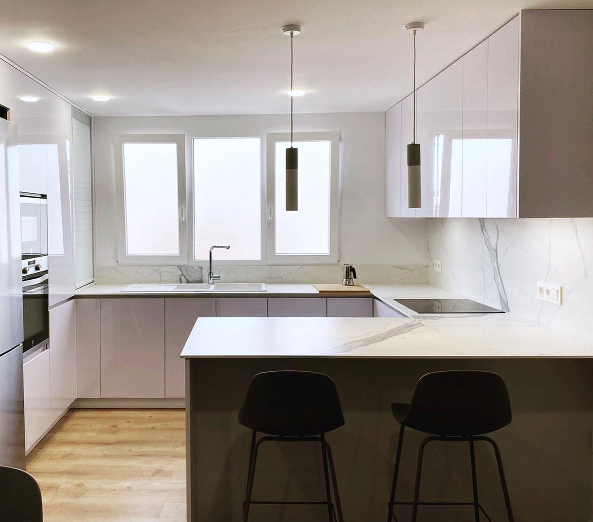 inkococinas's tweet photo. Elementos naturales como la piedra y la madera conjuntados con un lacado en blanco, un trío perfecto que crea un ambiente luminoso y acogedor.
#INKOcocinas #Design #Kitchen #Interiorismo #CocinasModernas #CocinasdeCalidad #CocinasaMedida #cocinasreales #tucocina #styleandlining https://t.co/rb5ETwRlQP