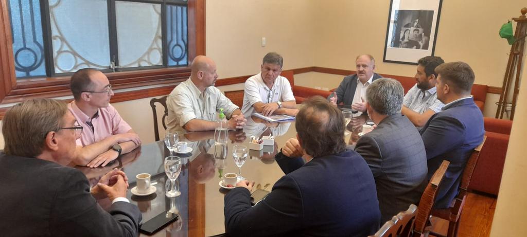 SimonPadros's tweet photo. Hoy junto a los Ministerios de Educación y Salud recibimos a la empresa #Extragas que provee de gas a granel envasado en tanques a escuelas, hospitales e industrias. https://t.co/EnEmLOSX7X