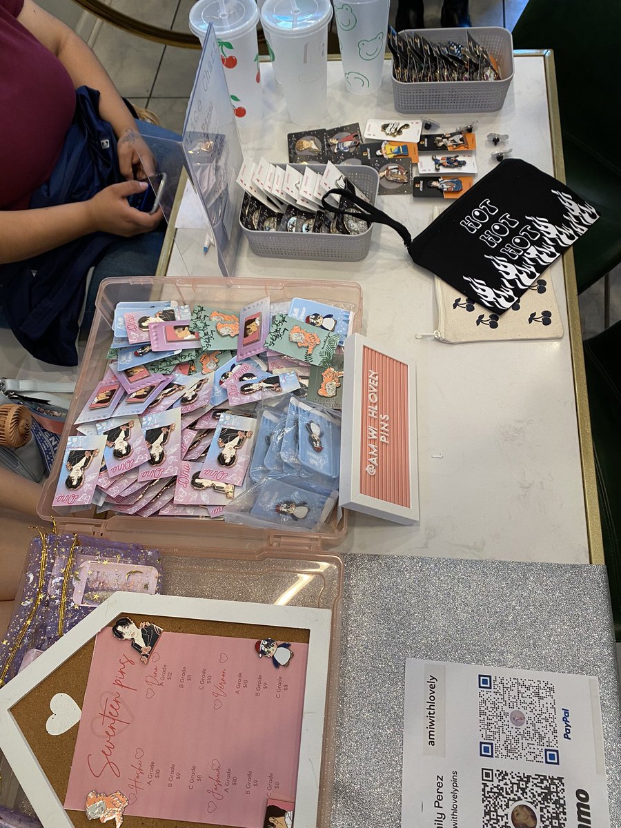 reminder that we also have our lovely vendors <a href="/amiwithlovely/">amiwithlovely/emi</a> and <a href="/kpopatinypinz/">atinypinz</a> selling pins and other fanmerch 💖