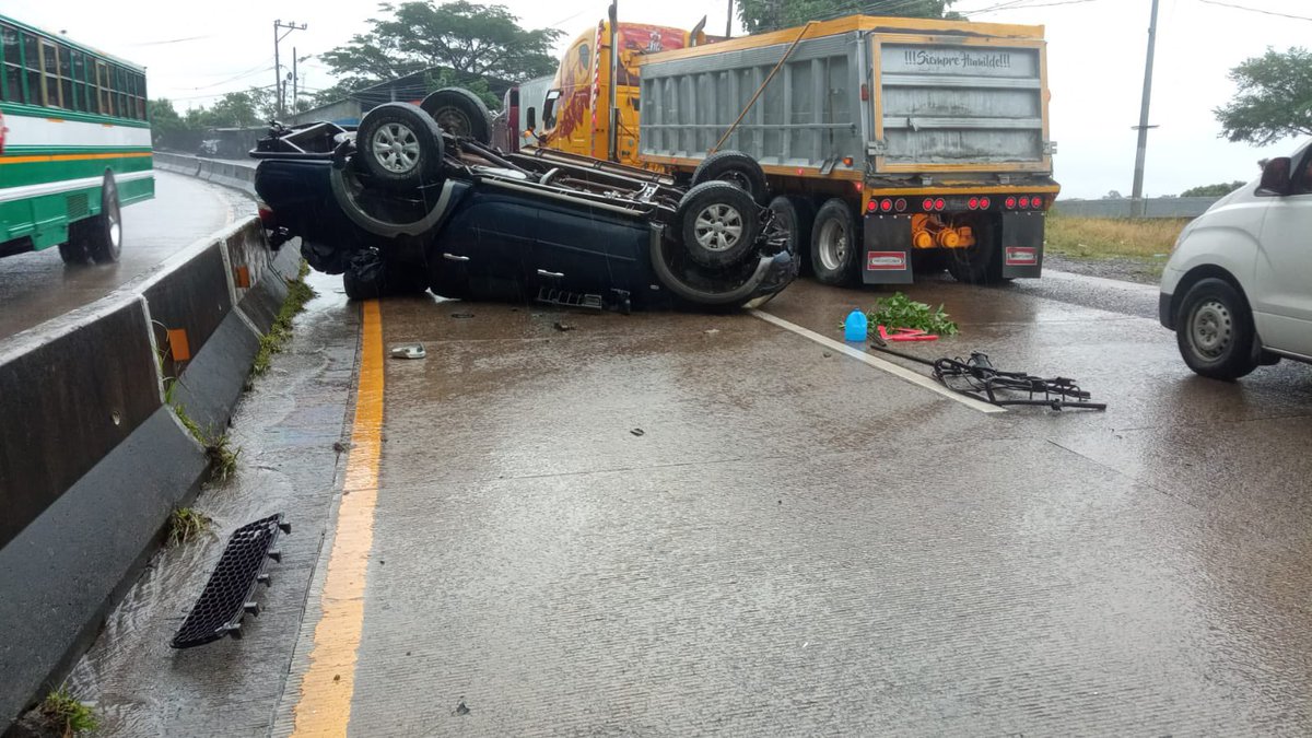 alertux's tweet photo. #traficoSV  El paso vehicular desde Zaragoza hacia San Salvador, está colapsado esta tarde debido al vuelco de un vehículo. Socorristas han auxiliado al conductor quien presentaba heridas leves.

Vía: @HpdNoticias https://t.co/yOLFSv7msI