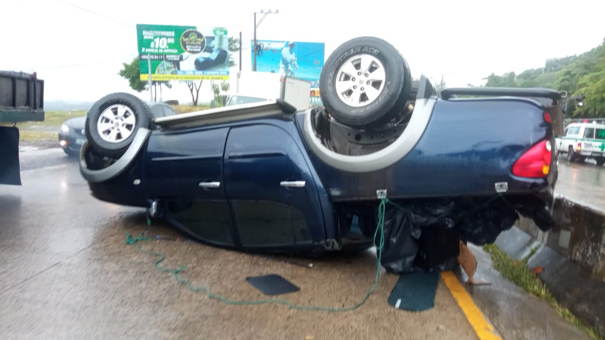 alertux's tweet photo. #traficoSV  El paso vehicular desde Zaragoza hacia San Salvador, está colapsado esta tarde debido al vuelco de un vehículo. Socorristas han auxiliado al conductor quien presentaba heridas leves.

Vía: @HpdNoticias https://t.co/yOLFSv7msI