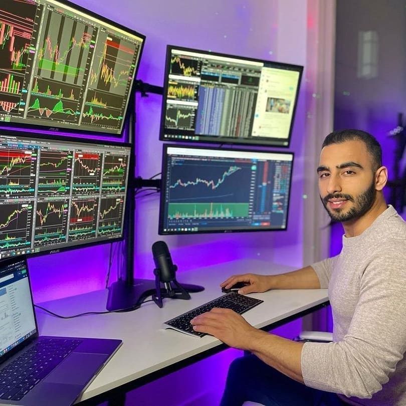 Momentum_fxt's tweet photo. یه لایف استایل درست شده مخصوص تریدرها
با چهار پنج تا مانیتور Ultra Wide همزمان بیست تا چارت باز می کنن و  دو سه تا تبلت و گوشی هم روی میز گذاشته مثلا دارند ترید می کنند

تصور می کنند ترید کردن به دکور ساختن و پهنا و تعداد مانیتوره! https://t.co/rGfcqSmwyt