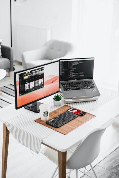LYBObiz's tweet photo. #Photography By Alexandru Acea | #Unsplash
#setup #webdesignsetup #webdevsetup #customsetup #designersetup #developersetup #remotesetup #homeofficesetup #homeoffice #remotework #webdesign #webdev #css #html #seo #onlinebusiness #developer #designer https://t.co/XlJPVFC4Cx