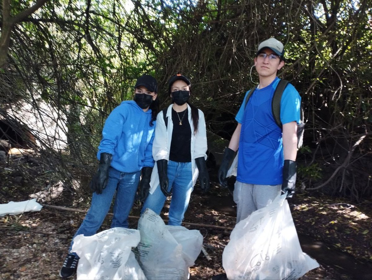 Hoy participamos de la Jornada de Limpieza en la Quebrada Chapinero Sector Arboleda, en compañía de SDAMA, Ejército Nacional, Comunidad y Jóvenes de la organización #JuventudesMIRA  💚❤️💚

Servir es nuestra labor #JóvenesDialogan
<a href="/KaremRodrguezn2/">Karem Rodríguez Ángel</a>
<a href="/jdgarzoncam/">Julián Garzón</a>
