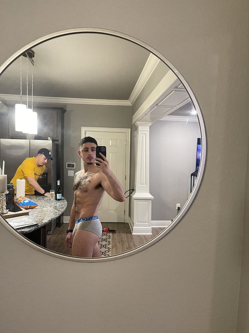 Watch Angelo's leaked NSFW photo on TwXstars