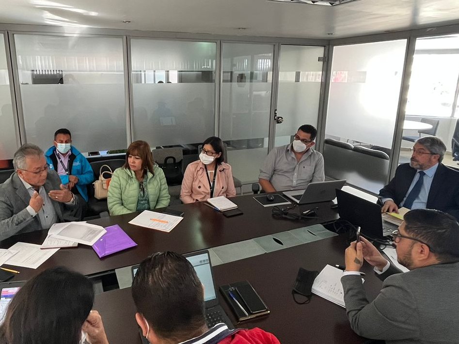 ServidoresNomb1's tweet photo. 📍 #Quito | Esta tarde nos reuniremos con @PepeRuales para evaluar los avances en relación a la aplicación del Manual de Puestos a los funcionarios de nombramiento permanente de @Salud_Ec. 
⌛️Nos mantenemos pendientes de las acciones de las autoridades ante este justo pedido. https://t.co/kPqHUV50pt