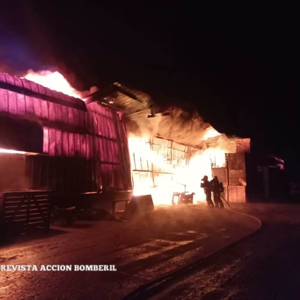 RABCHILE's tweet photo. 🔥🚒🚨3ra alarma de incendio(03:20hrs 24/08/22) #CBPaillaco Fuego en galpón de pack interior fundó cotilla, en apollo #CBPichi Ropulli, #CBlaUnion https://t.co/4yA3JZgW2E