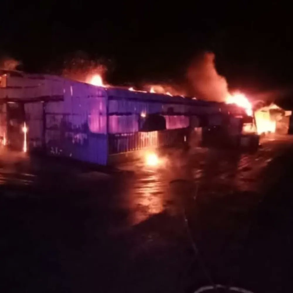 RABCHILE's tweet photo. 🔥🚒🚨3ra alarma de incendio(03:20hrs 24/08/22) #CBPaillaco Fuego en galpón de pack interior fundó cotilla, en apollo #CBPichi Ropulli, #CBlaUnion https://t.co/4yA3JZgW2E