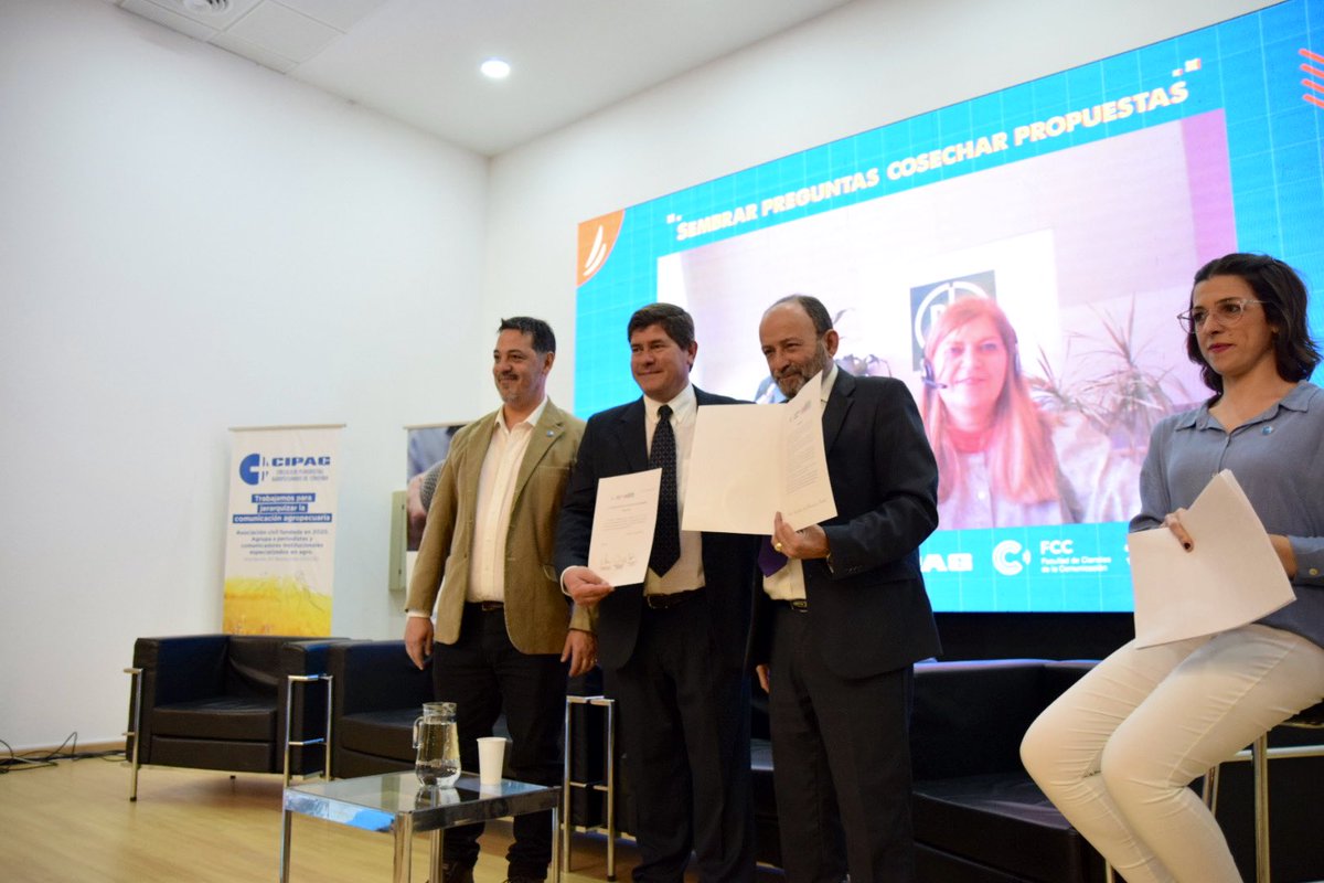 PikiMajul's tweet photo. ✍️ Entregué la Declaración N° 26323 de la #LegislaturaCBA a Iván Bettini y Adrián Mancini, presidente y secretario del #CiPAg.

👏 Felicitaciones por la programación del Foro, las iniciativas de la institución y cuenten, como dice nuestro Gobernador, con este gobierno provincial. https://t.co/bY9A42OSay