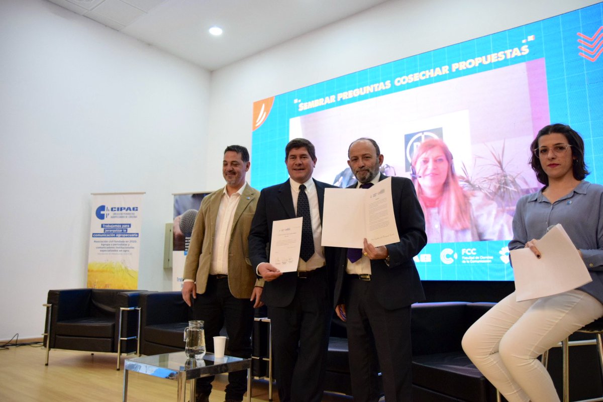 PikiMajul's tweet photo. ✍️ Entregué la Declaración N° 26323 de la #LegislaturaCBA a Iván Bettini y Adrián Mancini, presidente y secretario del #CiPAg.

👏 Felicitaciones por la programación del Foro, las iniciativas de la institución y cuenten, como dice nuestro Gobernador, con este gobierno provincial. https://t.co/bY9A42OSay