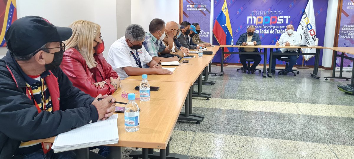 torrealbaf's tweet photo. #24Ago | Desde el @MinTrabajoVE nos reunimos con la Federación Nacional de Trabajador@s del Sector Público FENTRASEP, revisando las ideas para la construcción de acuerdos sobre aspectos medulares de este importante sector. 

#VenezuelaEnCrecimiento @NicolasMaduro https://t.co/5nBPHMtyWg