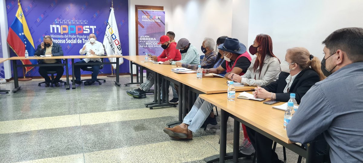 torrealbaf's tweet photo. #24Ago | Desde el @MinTrabajoVE nos reunimos con la Federación Nacional de Trabajador@s del Sector Público FENTRASEP, revisando las ideas para la construcción de acuerdos sobre aspectos medulares de este importante sector. 

#VenezuelaEnCrecimiento @NicolasMaduro https://t.co/5nBPHMtyWg