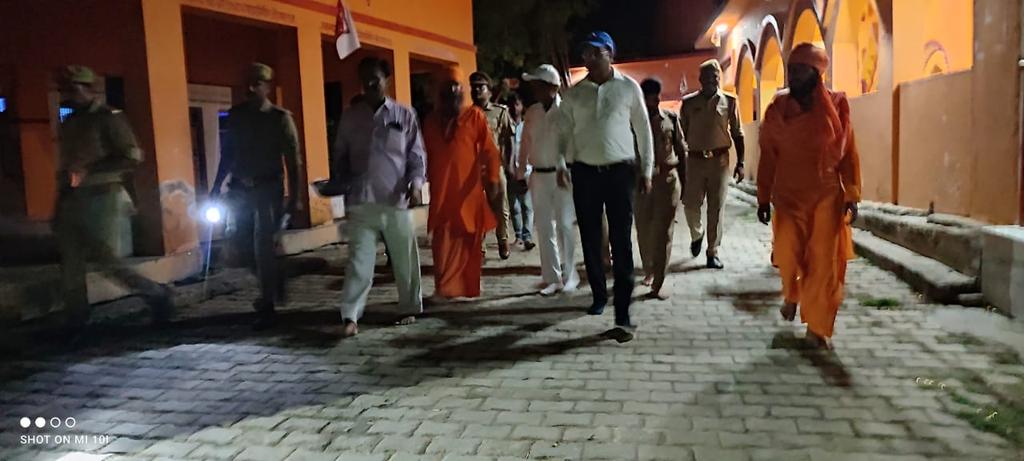 shravastipolice's tweet photo. #Shravastipolice
#digdevipatan श्री उपेंद्र अग्रवाल द्वारा थाना सिरसिया क्षेत्रांतर्गत विभूति नाथ मंदिर पर कजरी तीज के अवसर पर लगने वाले मेला स्थल का किया गया निरीक्षण।
इस दौरान पुलिस अधीक्षक श्री अरविंद कुमार मौर्य, #ASP @KCGoswami1 सहित अधिकारी/कर्मचारी गण उपस्थित रहे। https://t.co/a5nacCI25i