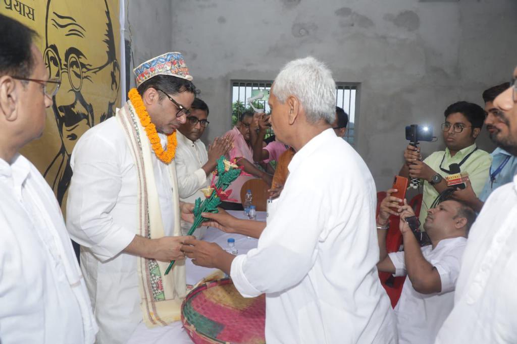 jansuraajonline's tweet photo. झंझारपुर, मधुबनी में स्थानीय जन प्रतिनिधियों, शिक्षकों और समाज के प्रबुद्ध लोगों के साथ बिहार में जन सुराज के जरिए एक नई राजनीतिक व्यवस्था बनाने के प्रयास पर विस्तृत चर्चा। https://t.co/YsoWnZPxrM