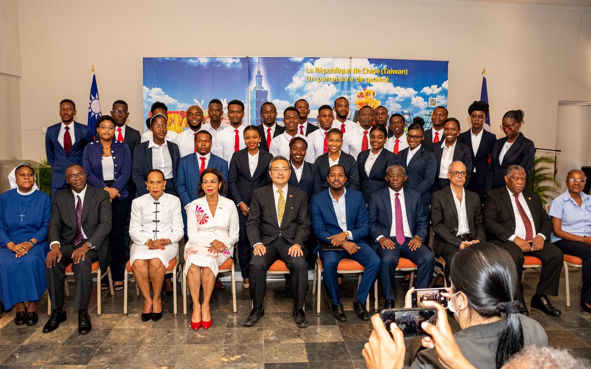 etzeremile's tweet photo. J’ai pris part vendredi dernier à la cérémonie spéciale organisée pour les 26 nouveaux boursiers de l’Ambassade de Taiwan. Compliments à vous chers étudiants ! Je suis très fier de vous. Du succès dans vos études à Taiwan. https://t.co/rcqgJL5pQv
