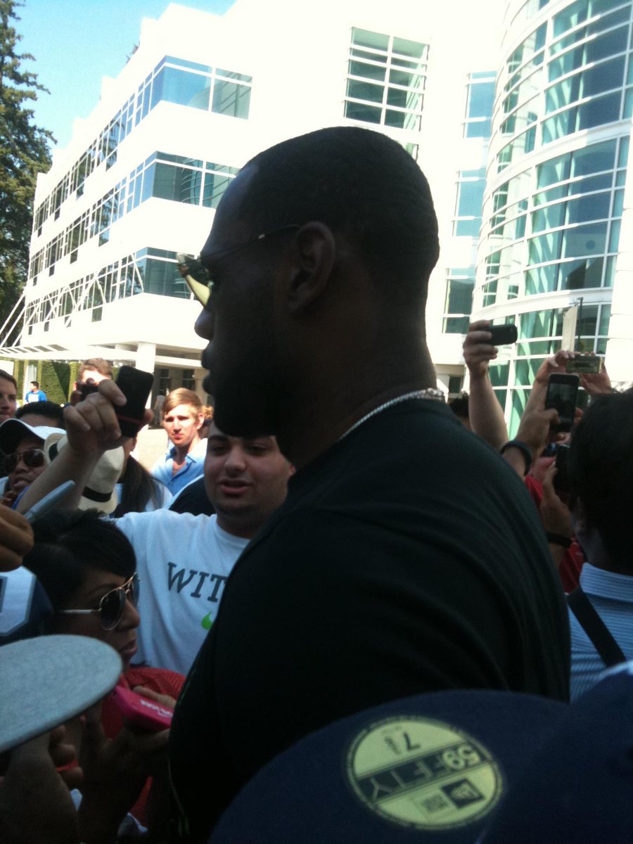 Mikeg5033's tweet photo. #WayBackWhenWednesday
Taking it back to 2012 when I was working at Nike WHQ and the 👑@KingJames came by and blessed us with his presence! Can’t believe this was 10 years ago… 🤯 Just one of the many fun times I had while working for Nike!
#StriveForGreatness https://t.co/mZ96Z2VUZg