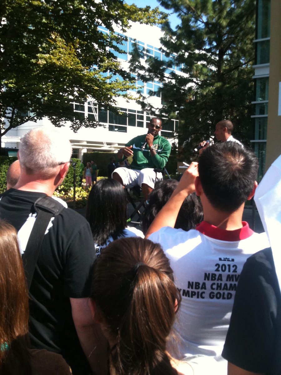 Mikeg5033's tweet photo. #WayBackWhenWednesday
Taking it back to 2012 when I was working at Nike WHQ and the 👑@KingJames came by and blessed us with his presence! Can’t believe this was 10 years ago… 🤯 Just one of the many fun times I had while working for Nike!
#StriveForGreatness https://t.co/mZ96Z2VUZg