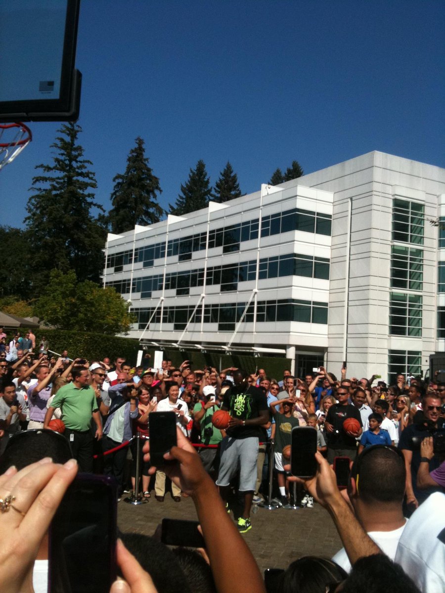 Mikeg5033's tweet photo. #WayBackWhenWednesday
Taking it back to 2012 when I was working at Nike WHQ and the 👑@KingJames came by and blessed us with his presence! Can’t believe this was 10 years ago… 🤯 Just one of the many fun times I had while working for Nike!
#StriveForGreatness https://t.co/mZ96Z2VUZg