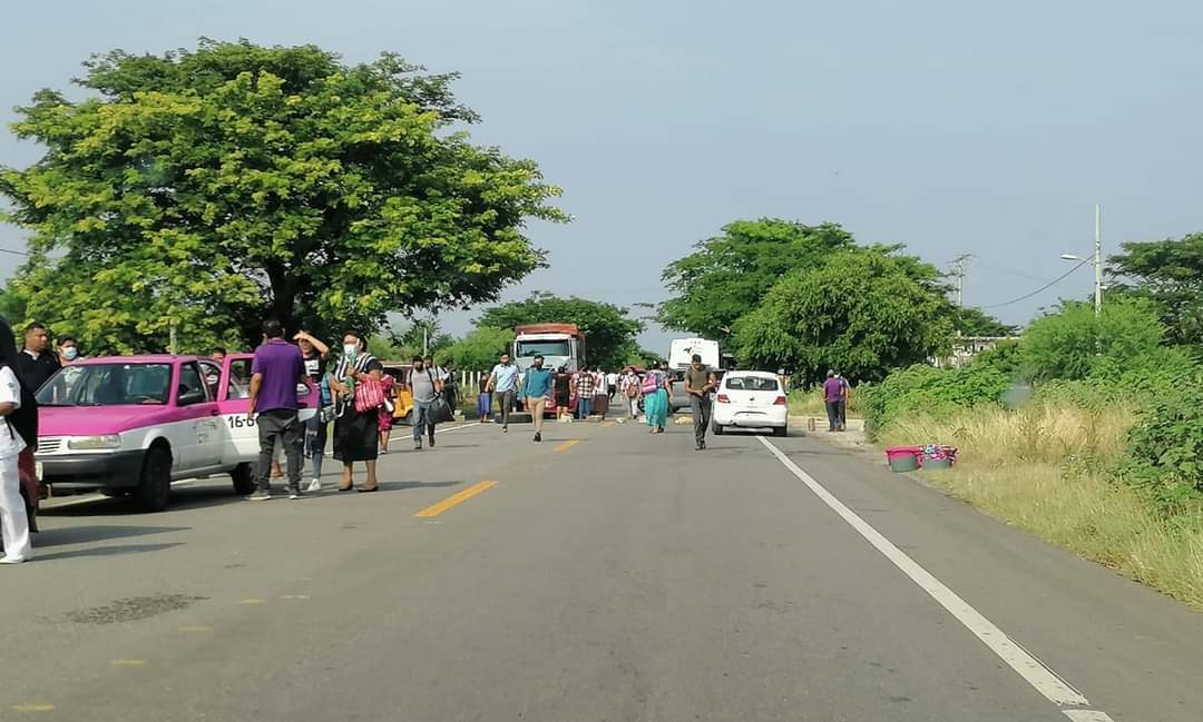 CuartaPlana's tweet photo. Vecinos de #Juchitán cierran carretera transístmica a la altura del #IMECA; Es para exigir atención para la rehabilitación del drenaje que se colapsó hace más de siete años.
#Enterate #Noticias #Oaxaca @SEGEGO_GobOax @PacoPiza9 @COPLADE_GobOax
https://t.co/TGeadcdpcl https://t.co/2hkCwr964K