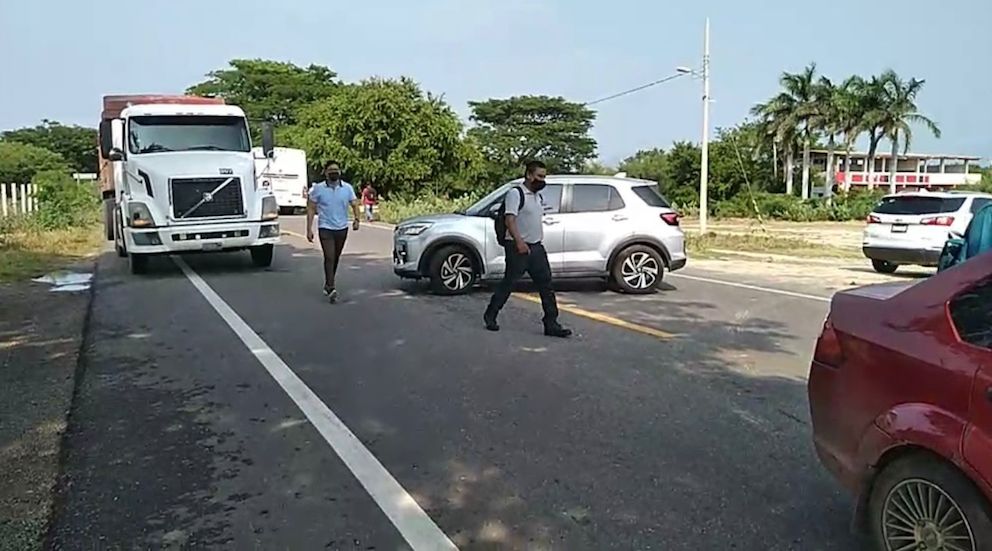 CuartaPlana's tweet photo. Vecinos de #Juchitán cierran carretera transístmica a la altura del #IMECA; Es para exigir atención para la rehabilitación del drenaje que se colapsó hace más de siete años.
#Enterate #Noticias #Oaxaca @SEGEGO_GobOax @PacoPiza9 @COPLADE_GobOax
https://t.co/TGeadcdpcl https://t.co/2hkCwr964K