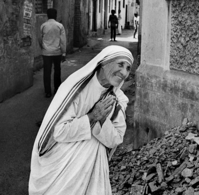 "Si juzgas a la gente, no tienes tiempo para amarla". Madre Teresa de Calcuta