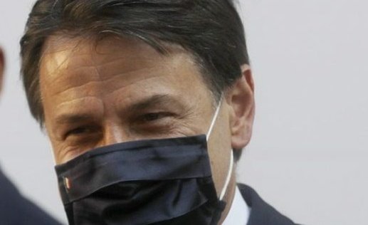 GiancarloDeRisi's tweet photo. #ComunioneeLiberazione non invita i grillini. Protesta #ConteGiuseppi cercando di fare il tribuno, ma gli si stinge il ciuffo e gli s'ammoscia la pochette: "Non ci chiamano perché siamo #scomodi". Ma scomodo chi, ConteGiuseppi? https://t.co/FfXxz4ALXY