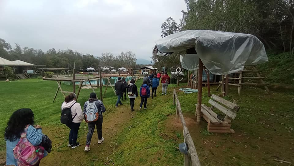 cmquilpue's tweet photo. En el marco de #SemanaTP el Liceo Gastronomía y Turismo desarrolló un circuito turístico por Los Perales🏞🚶🏻♂️
Los guías de la jornada fueron estudiantes de la especialidad Turismo: Ángelo Rojas, Belén Morales y Yannira Vásquez de 4°C y Luis Medina de 3°C✅
Muchas Felicidades👏🏻 https://t.co/qV5tmBOSxG