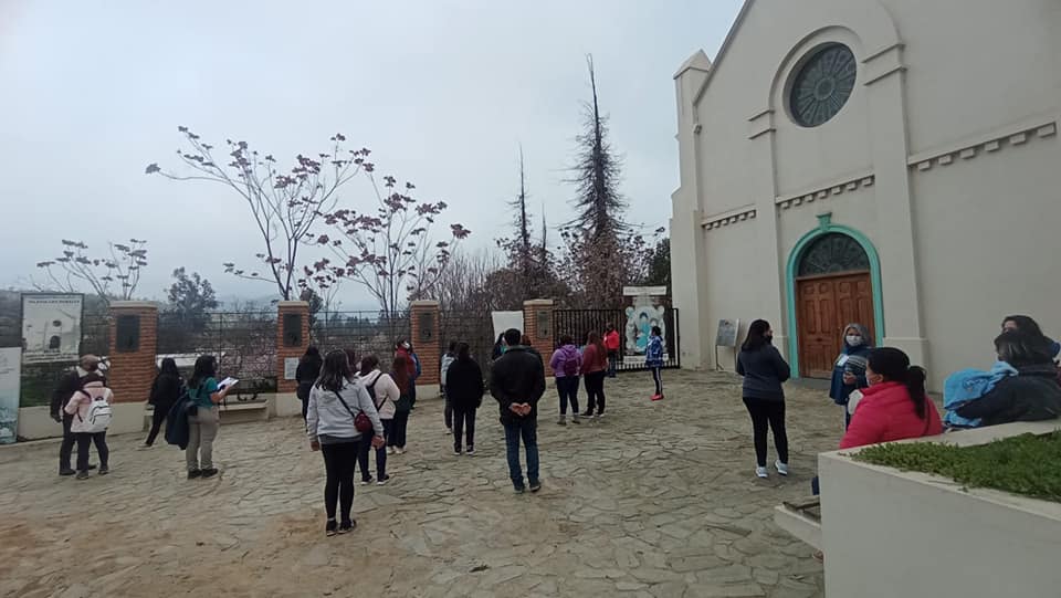 cmquilpue's tweet photo. En el marco de #SemanaTP el Liceo Gastronomía y Turismo desarrolló un circuito turístico por Los Perales🏞🚶🏻♂️
Los guías de la jornada fueron estudiantes de la especialidad Turismo: Ángelo Rojas, Belén Morales y Yannira Vásquez de 4°C y Luis Medina de 3°C✅
Muchas Felicidades👏🏻 https://t.co/qV5tmBOSxG