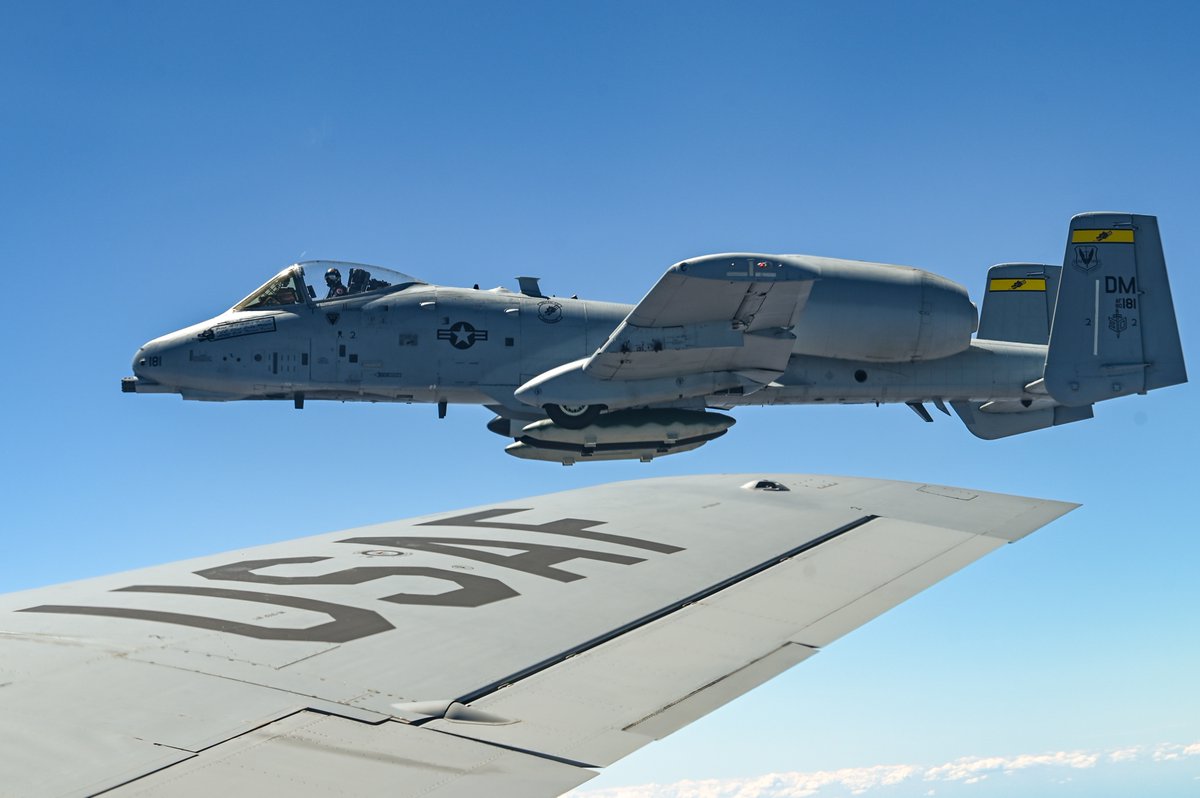 155thARW's tweet photo. Low, slow and stay out of the way!

Our guys refueled the @A10DemoTeam from @DMAFB  on August 11th. We helped the Demo Team arrive in Akron, Ohio, so that they could prepare for their air show that weekend.

#NEGuard | #Neang | #TankerGas https://t.co/dwjtXUuys9