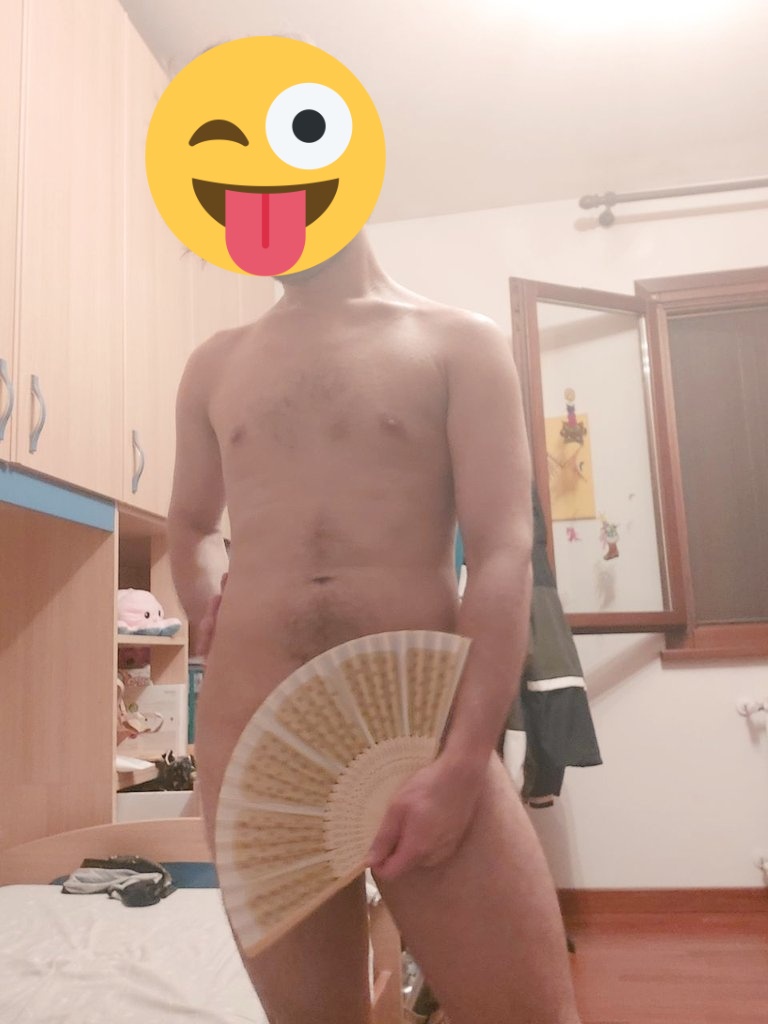 6LittleTaz9's tweet photo. Quando per il troppo caldo decidi di dormire solo con il lenzuolo...🥵 #notte #nudo #ventaglio #caldo https://t.co/cUUDXSBoqu
