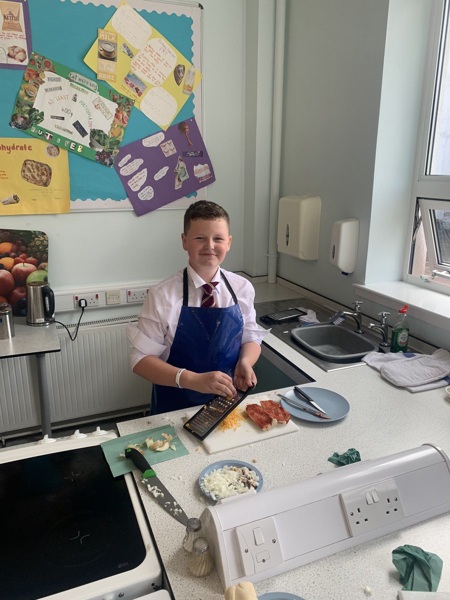 stmodanshft's tweet photo. And we’re off…first practical for 1.7 ✅ Getting to grips with new routines and learning new skills, all whilst making pizza baguettes 🍕 Well done everyone. 👏 I hope they tasted as good as they looked! https://t.co/pgcYtvXJsd