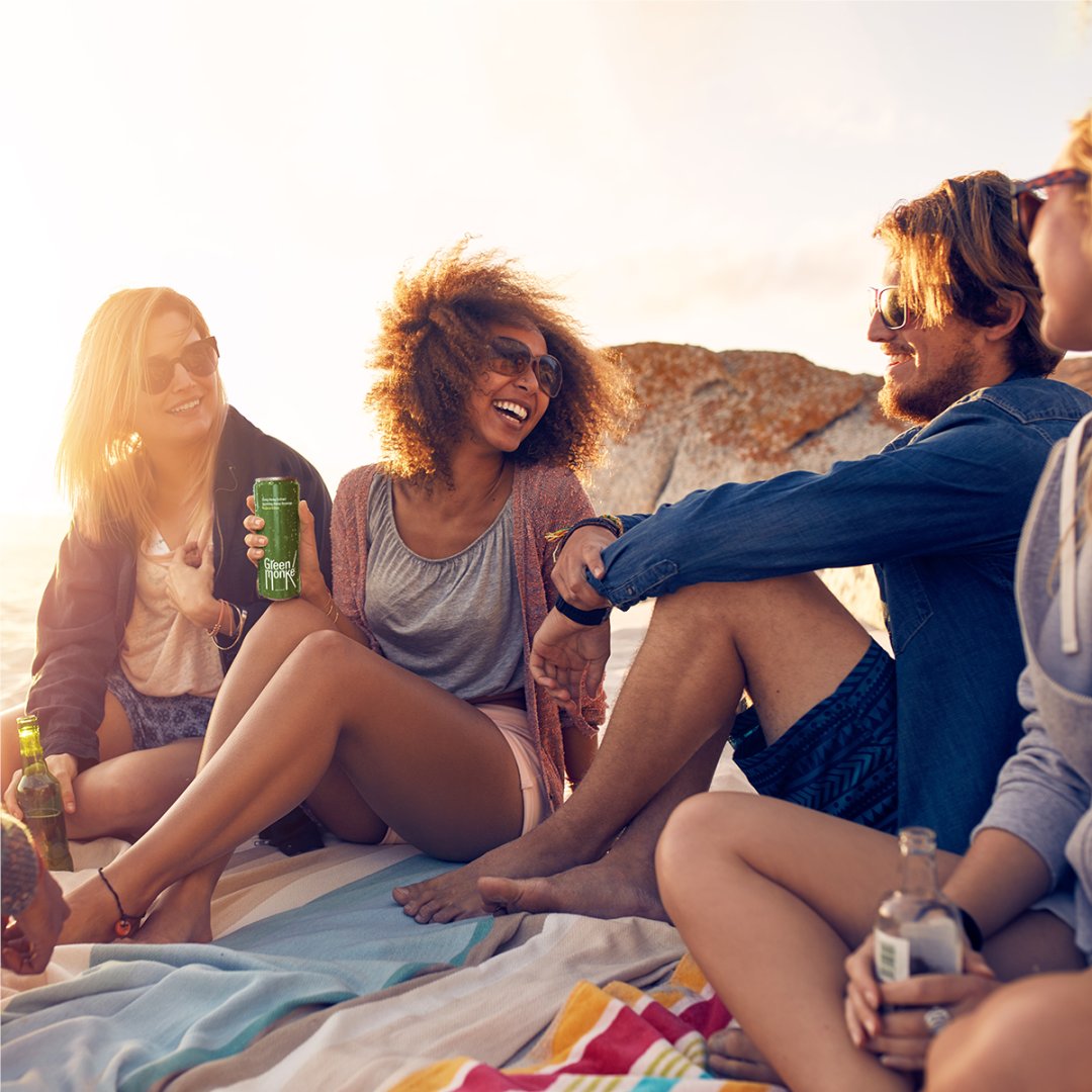 The perfect chill is made up of 3 essential components:
A good setting 🏝
Good company 👭
Green Monké 💚