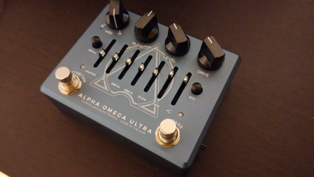 saddeathcore's tweet photo. あまりの仕事のストレスで、極悪ディストーション買っちまった。。これでSumacのコピーでもやろうかな。 #darkglasselectronics #alphaomegaultra https://t.co/LHobqr43zU