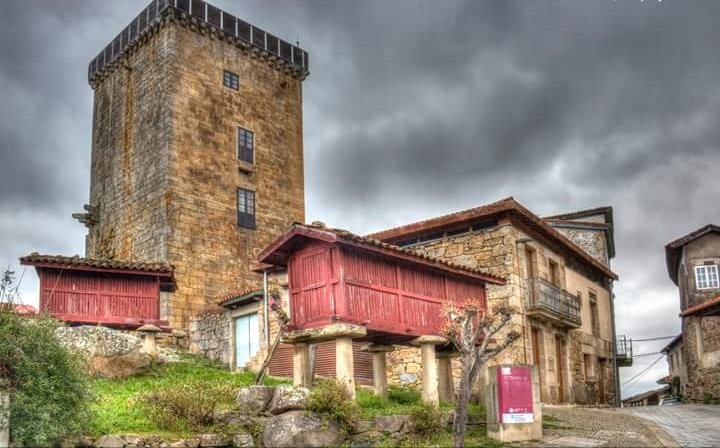 En 1553 Suero de Vilamarín (da liñaxe dos Vilamarín de Moreiras, #Toén) era meiriño de Vilanova dos Infantes (#Celanova) e dos seus partidos polo conde de Monterrei:

"(...) en persona del señor Suero de Villamarín, merino de Villanueva de los Ynfantes e sus partidos..."