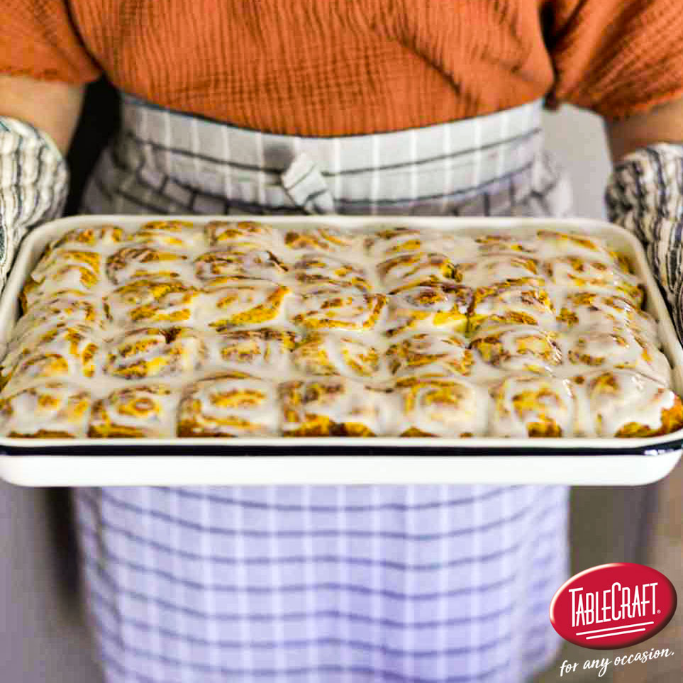 TableCraftHome's tweet image. Cinnamon roll fans FOR LIFE!  😍
Baked and served in our nostalgic-lovin&apos; Enamelware Collection Serving Tray (80012). 

#CinnamonRolls #EnamelwareCollection #NomNomNom #HomeBaked